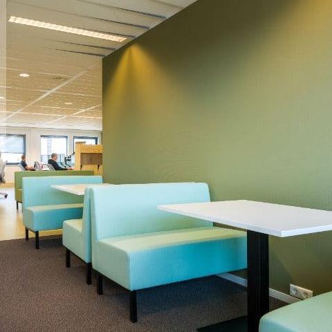 Mintgroene treinbank en witte kantoortafel in moderne kantoorruimte, kantoormeubilair online
