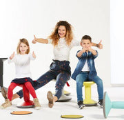 Vrouw en twee kinderen op design bureaustoelen, vrolijk in moderne kantoorruimte