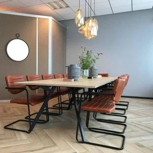 Moderne Bridge vergadertafel met Alfa stoelen met sledeframe en padding, in stijlvolle kantoorruimte, kantoormeubilair design