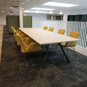 Moderne Bridge vergadertafel met geel gestoffeerde stoelen in lichte kantoorruimte, kantoormeubilair