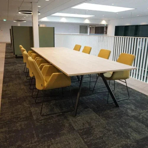 Moderne Bridge vergadertafel met geel gestoffeerde stoelen in lichte kantoorruimte, kantoormeubilair