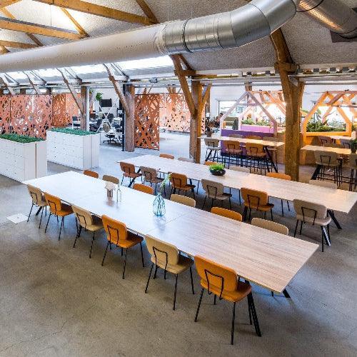 Lange Bridge vergadertafel met Forza stoelen in modern kantoor met design kantoormeubilair.