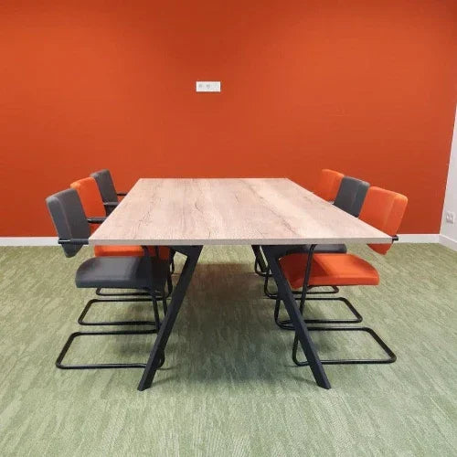 Rechte Bridgvergadertafel met zes Alfa designstoelen in moderne kantoorruimte met oranje wand.