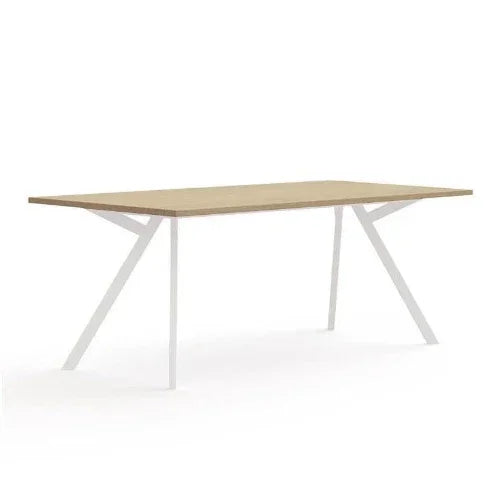 Moderne Bridge vergadertafel met houten blad en witte metalen poten, kantoormeubilair design