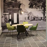 Bridge tafel rond, met groene stoelen in moderne kantoorruimte, kantoormeubilair