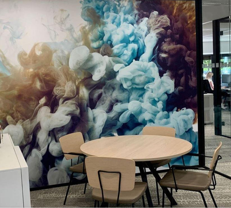 Ronde kantoortafel met houten stoelen, moderne kantoorruimte, kleurrijke abstracte muur