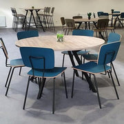 Tafel Bridge rond met zwart frame, met blauwe stoelen in moderne kantoorruimte, kantoormeubilair design
