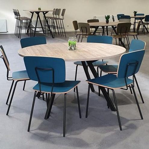 Tafel Bridge rond met zwart frame, met blauwe stoelen in moderne kantoorruimte, kantoormeubilair design