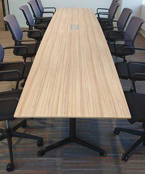 Lange vergadertafel met moderne bureaustoelen in kantoorruimte, kantoormeubels online