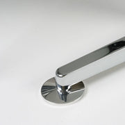 Detail van een metalen tafelpoot op witte vergadertafel, modern kantoormeubilair design