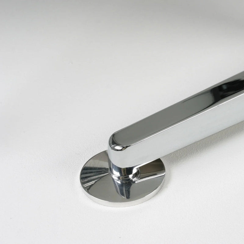 Detail van een metalen tafelpoot op witte vergadertafel, modern kantoormeubilair design