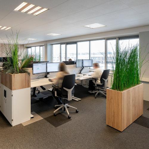 Modern kantoorinterieur met ergonomische bureaustoelen, werkplekken en design plantenbakken
