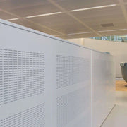 Akoestisch kantoorwandpaneel in moderne open werkruimte, design kantoormeubilair