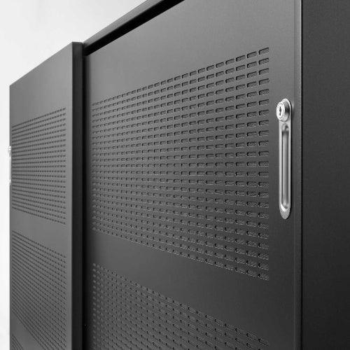 Zwarte akoestische kast met geperforeerde schuifdeur, modern kantoormeubilair