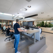 Modern kantoor met zit-sta bureaus, ergonomische bureaustoelen en plantenwand, kantoormeubilair Voortman Hi Tee Duo, Hi Tee Duo zit sta, Voortman duo bureau, elektrisch duo bureau, duo zit sta bureau, zit sta bureau 2 personen, NPR 1813 duo bureau, bench bureau elektrisch, elektrisch verstelbare duo werkplek, ergonomische duo werkplek, Voortman bureau prijs, Hi Tee bureau prijs, kantoor zit sta duo