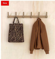 Beige wandkapstok met vijf haken, jas en tas, design kantoormeubels, kantoorinrichting