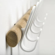 Design wandkapstok met houten stang en witte haken voor kantoorinrichting