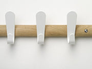 Design wandkapstok met witte haken op houten lat, moderne kantoormeubels online