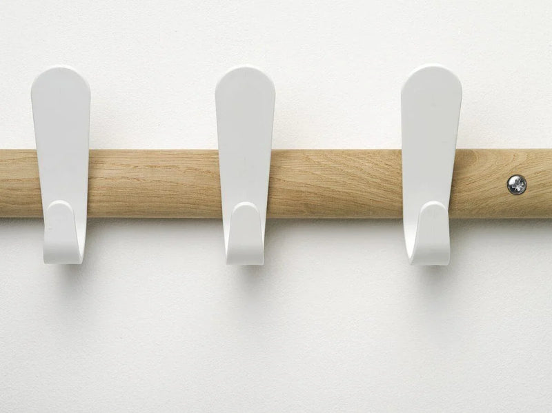 Design wandkapstok met witte haken op houten lat, moderne kantoormeubels online