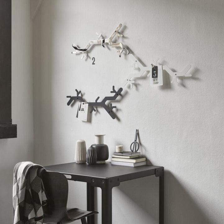 Moderne zwarte werkplek met design wandkapstok in takvorm, kantoormeubels online