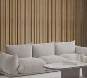 Moderne kantoorruimte met warm eiken lattenwand, lichtgrijze bank en witte salontafel.