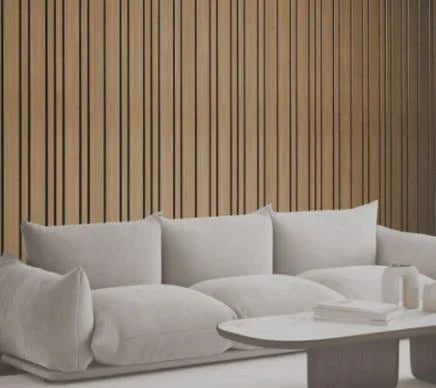 Moderne kantoorruimte met warm eiken lattenwand, lichtgrijze bank en witte salontafel.