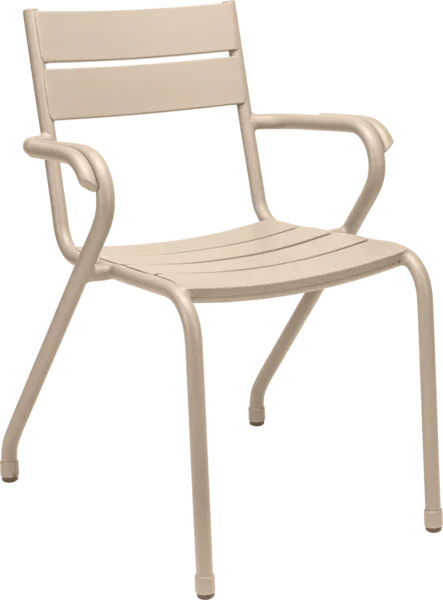Beige metalen buitenstoel met armleuningen, modern kantoormeubilair.