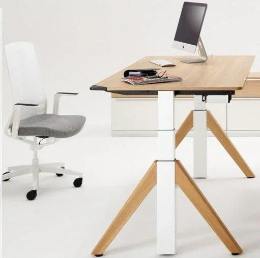 Modern elektrisch zit-sta bureau met houten poten en design bureaustoel in kantooromgeving