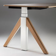 Detail van elektrisch zit-sta bureau met houten poot, modern design kantoormeubilair