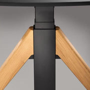 Detail van elektrisch zit-sta bureau met zwart metalen poot en houten accenten, kantoormeubels