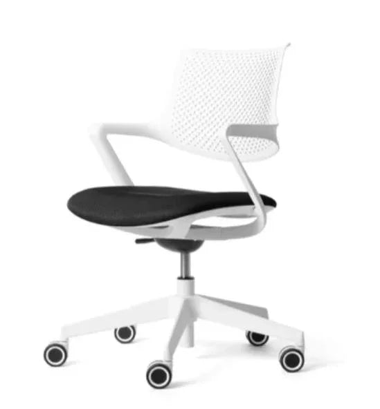 Moderne witte bureaustoel met zwart zitvlak, design kantoormeubilair op wielen