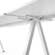 Wit metalen bureau onderstel, detail van frame en tafelblad, design kantoormeubilair