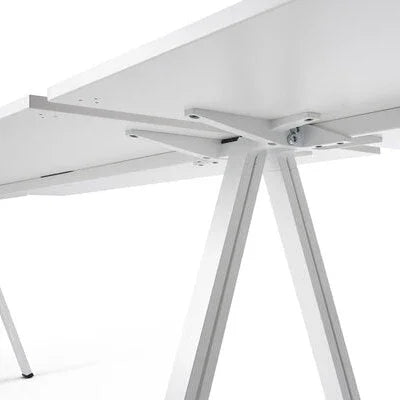 Wit metalen bureau onderstel, detail van frame en tafelblad, design kantoormeubilair