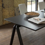 Moderne zwarte kantoortafel met tijdschrift, kom noten en lichte stoelen, kantoorruimte