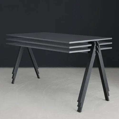 Modern zwart design bureau met gestapelde bladen, ideaal voor kantoor of thuiswerkplek