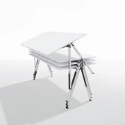 Stapelbare witte kantoortafels met inklapbaar metalen onderstel, modern design meubilair.