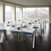 Moderne vergaderruimte met design kantoormeubilair, witte tafels en stoelen, veel lichtinval