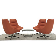 Moderne oranje design vergaderstoelen rond zwarte tafel op grijs vloerkleed voor kantoorinrichting Deberenn, Zante, Deberenn Zante, David Fox, loungefauteuil, design fauteuil, iF Design Award, ontvangstfauteuil, hospitality, Zante Mini, Wood Collection, kantoorinrichting, projectinrichting
