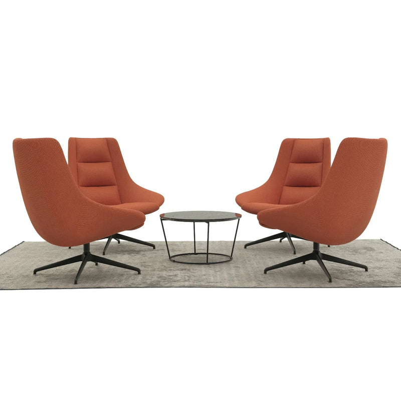 Moderne oranje design vergaderstoelen rond zwarte tafel op grijs vloerkleed voor kantoorinrichting Deberenn, Zante, Deberenn Zante, David Fox, loungefauteuil, design fauteuil, iF Design Award, ontvangstfauteuil, hospitality, Zante Mini, Wood Collection, kantoorinrichting, projectinrichting