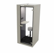 Akoestische belcel in zijdegrijs met kruk en tafeltje, modern kantoormeubilair.